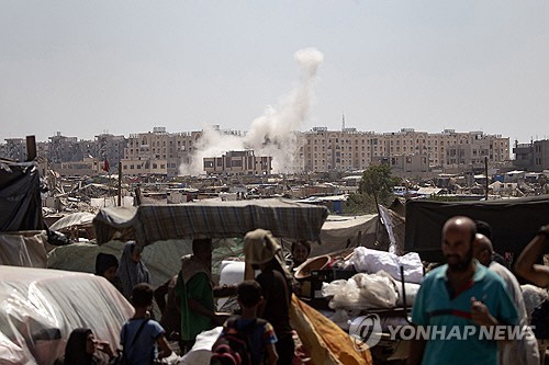 18일(현지시간) 가자지구 남부 칸유니스 인근에서 폭격 이후 연기가 피어오르고 있다.   [칸유니스 EPA=연합뉴스]